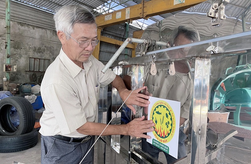 doanh nhan duong xuan qua duoc tang bieu tuong doanh nhan rong vang 2