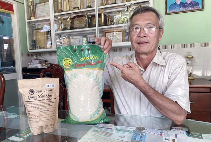 doanh nhan duong xuan qua duoc tang bieu tuong doanh nhan rong vang 3