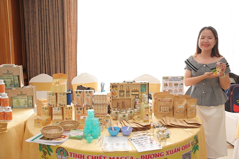 doanh nhan duong xuan qua duoc tang bieu tuong doanh nhan rong vang 5