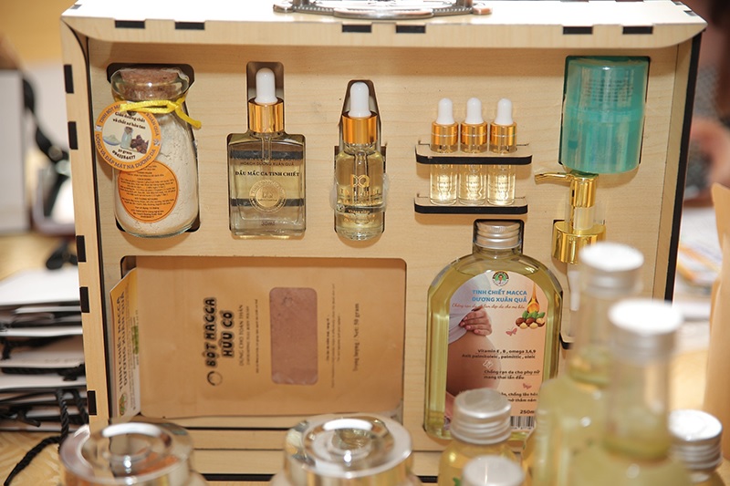 doanh nhan duong xuan qua duoc tang bieu tuong doanh nhan rong vang 6