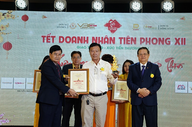doanh nhan duong xuan qua duoc tang bieu tuong doanh nhan rong vang 7